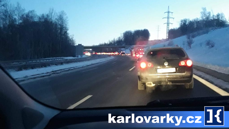 Kolona vozidel na dálnici D6 ze směro od Sokolova do Karlových Varů
