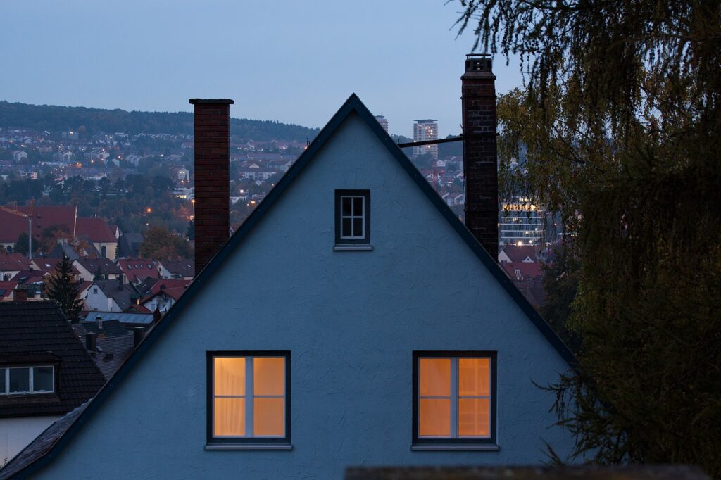 Domek s rozsvíceným světlem v oknech